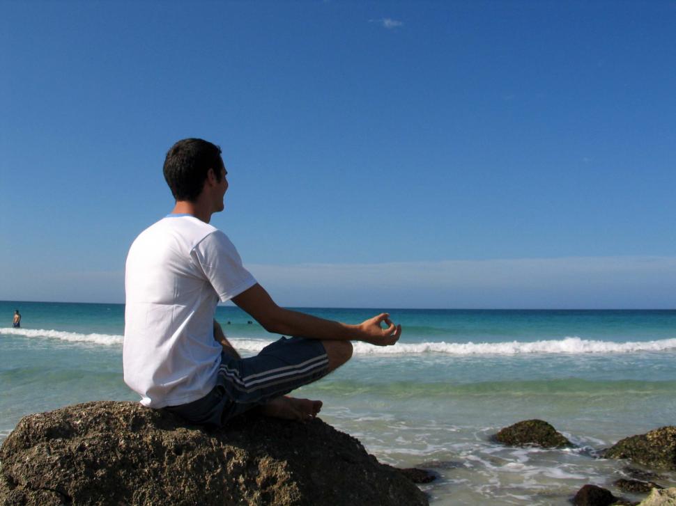 Медитация на пляже у моря 