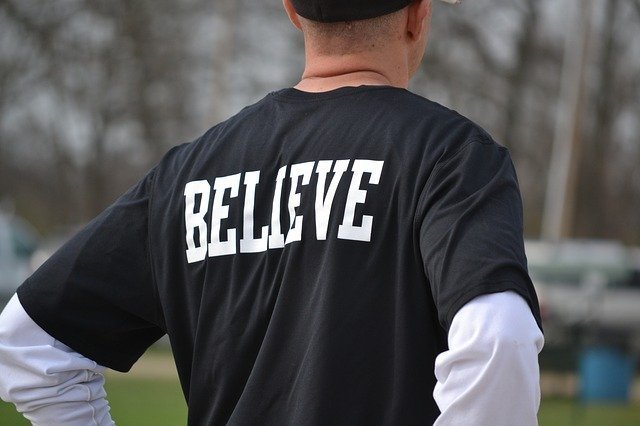 Футболка с надписью "believe"