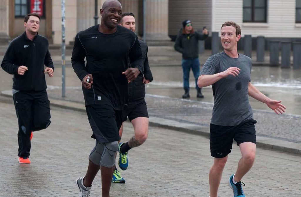Марк Цукерберг на пробежке с друзьями