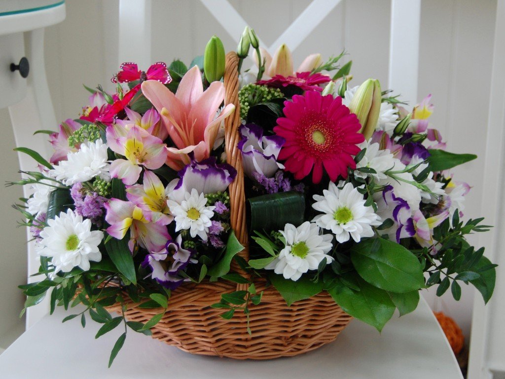 Живые цветы - банальный, но зато очень романтичный подарок на 8 марта