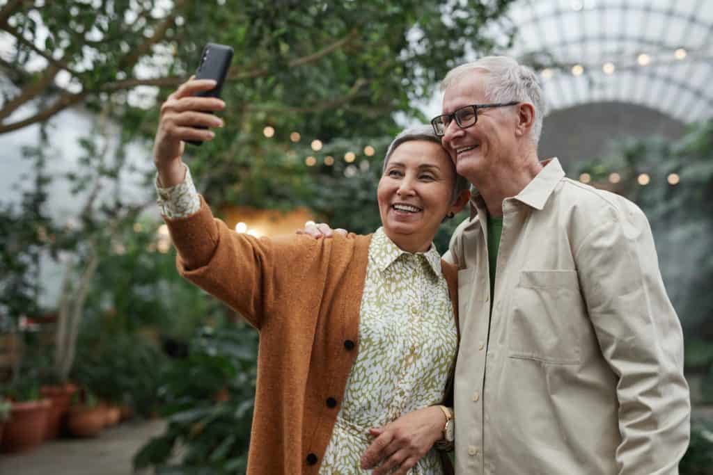 Преимущества и недостатки сайтов знакомств для пожилых